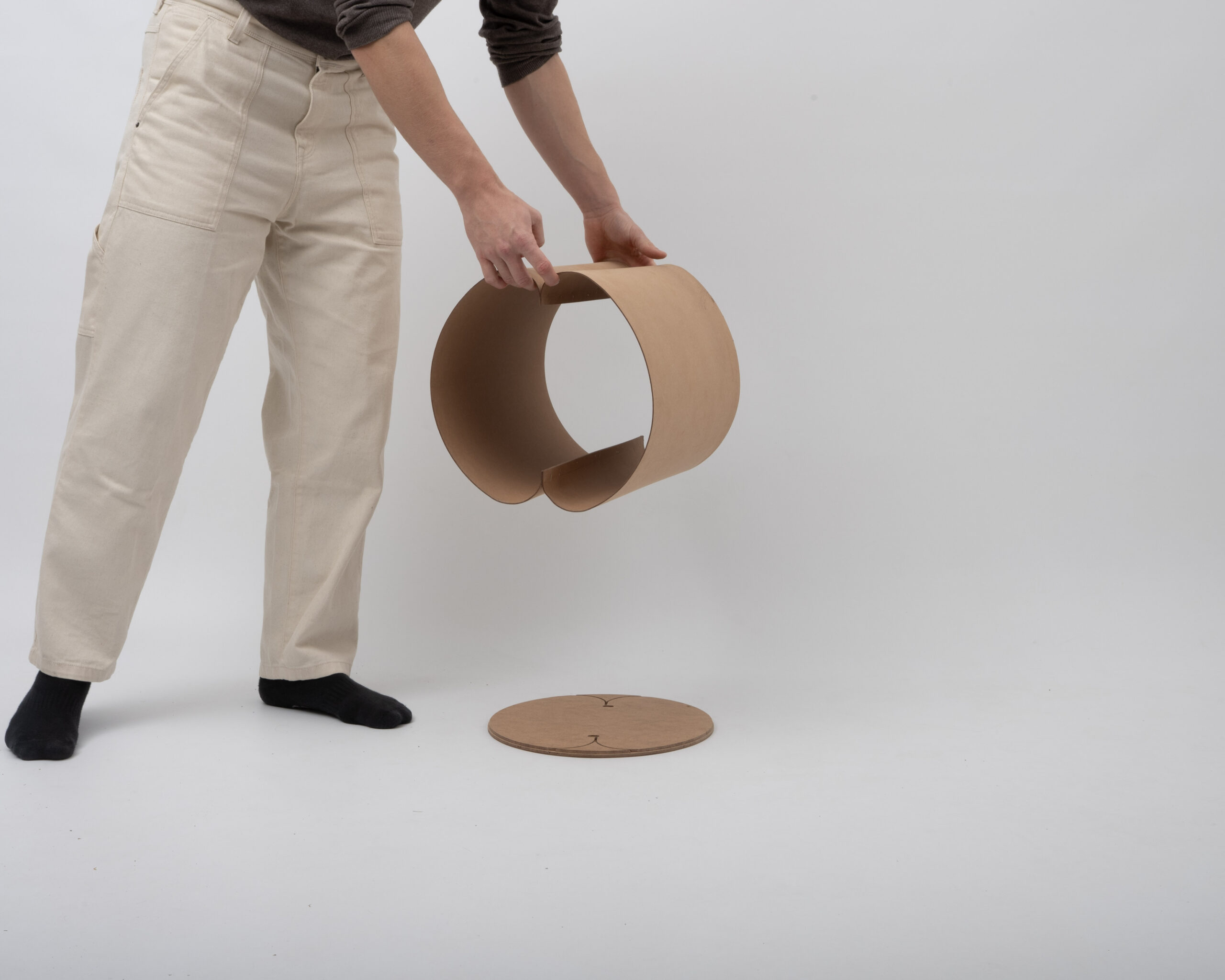 konstruktion: 
kommt flach verpackt an 
wird werkzeuglos zusammengebaut  
oberfläche lässt sich variabel ändern  
betont trotzdem das hinterteil 


materialien: 
lefa – recycelter lederfaserstoff aus stanzverschnitten der schuhproduktion (salamander)  + 
biofaserplatte – platte aus holzfasern gebunden durch holzeigenen harze (fundermax)  


verbinder:  
kurzhülse – unsichtbarer, lösbarer, kraftschlüssiger möbelverbinder (keilverbinder) 
